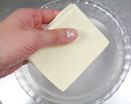 高野豆腐（凍り豆腐）を押し洗いして絞る